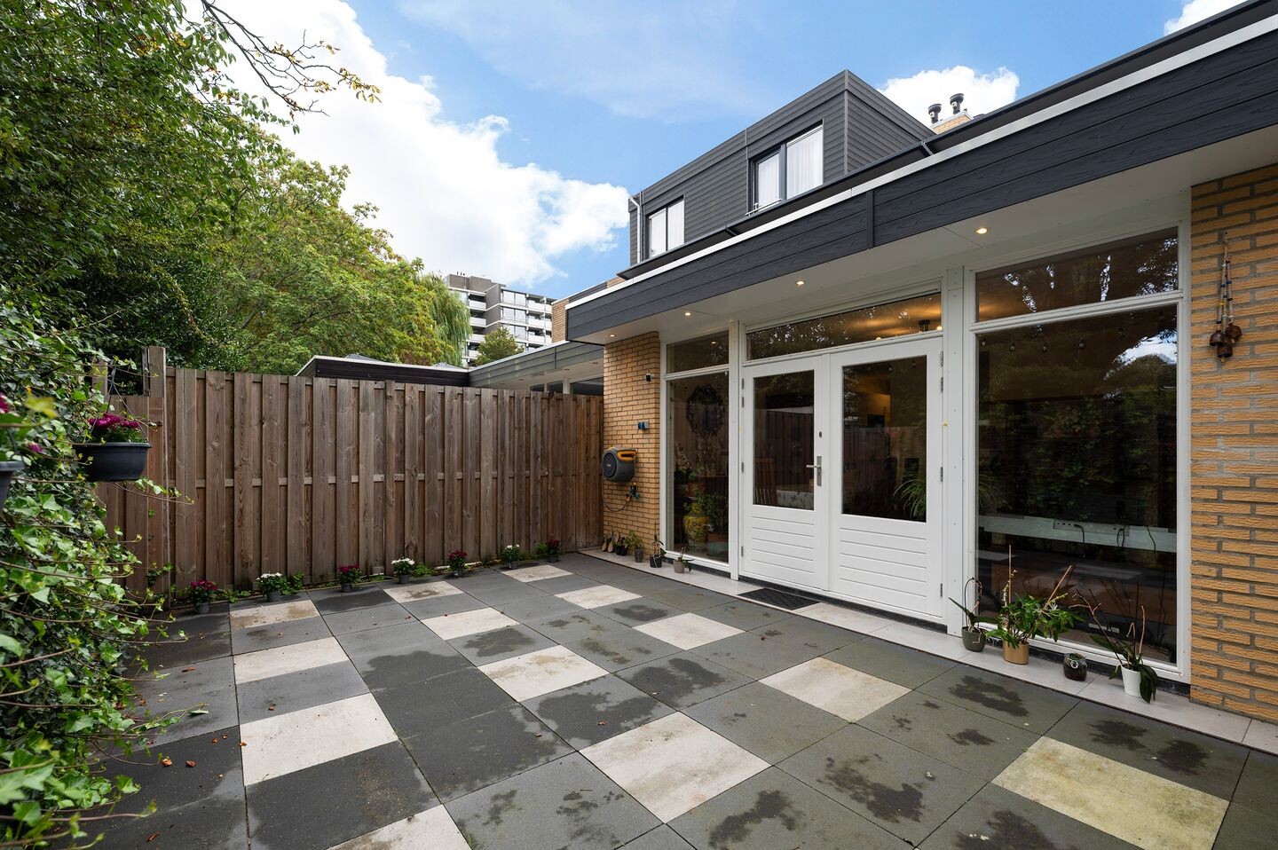 Tussenwoning te koop: Tulpentuin 347, Voorburg