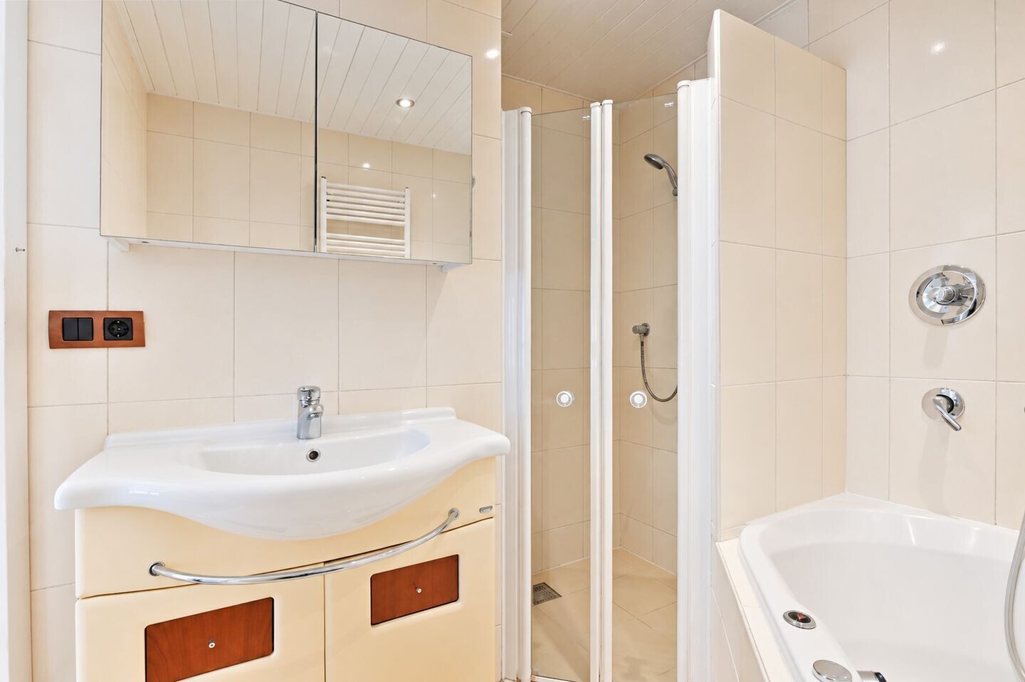 Appartement te koop: Koningin Wilhelminalaan 245, Voorburg