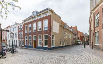 Nieuwsteeg 1