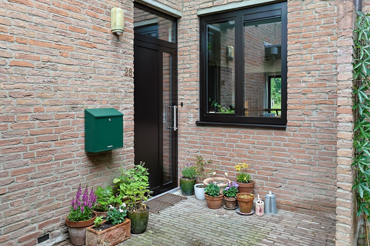 Tussenwoning te koop: Aletta Jacobslaan 28, Leiden
