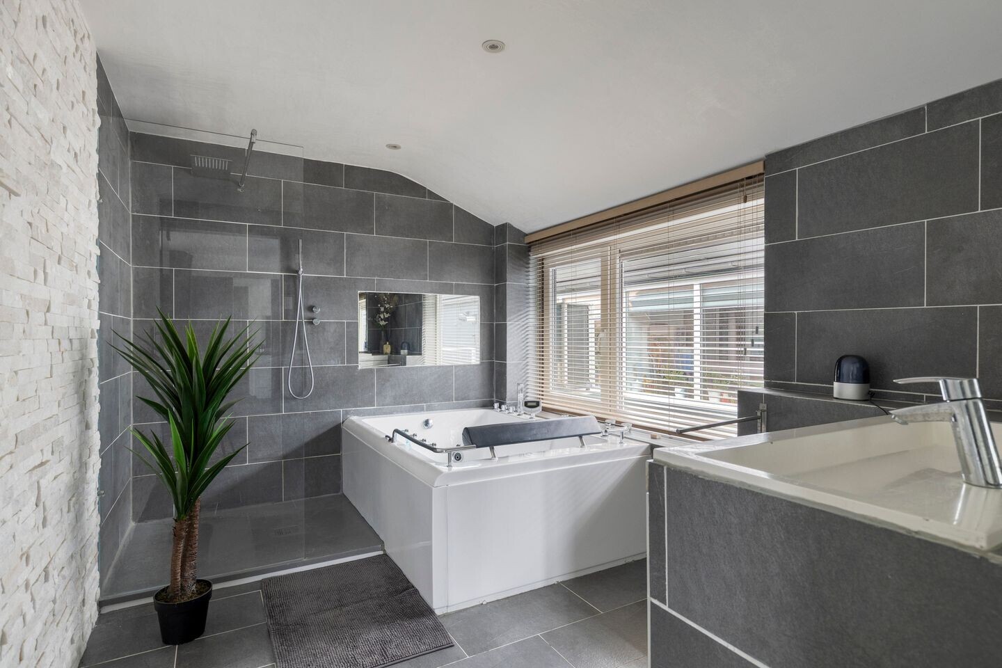 Hoekwoning te koop: Geestweg 62, Roelofarendsveen