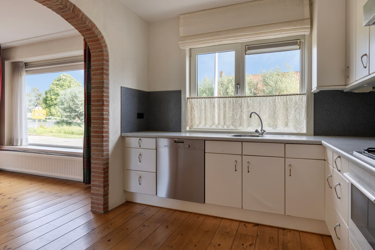 Vrijstaande woning te koop: Westeinde 55, Roelofarendsveen