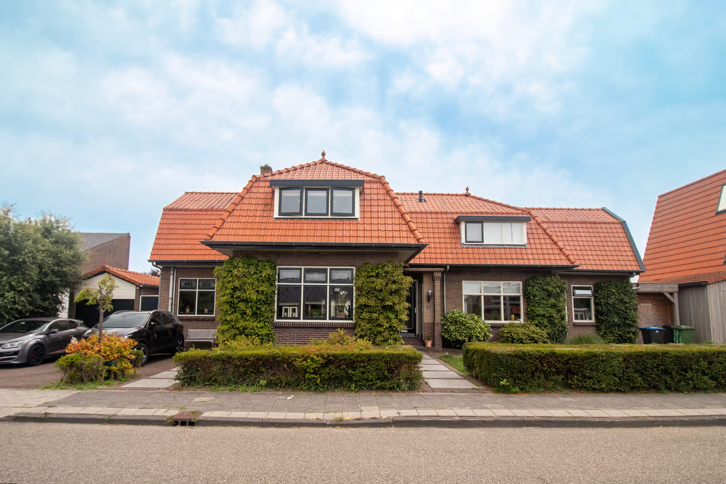 Twee-onder-één-kap te koop: Langeweg 48, Roelofarendsveen