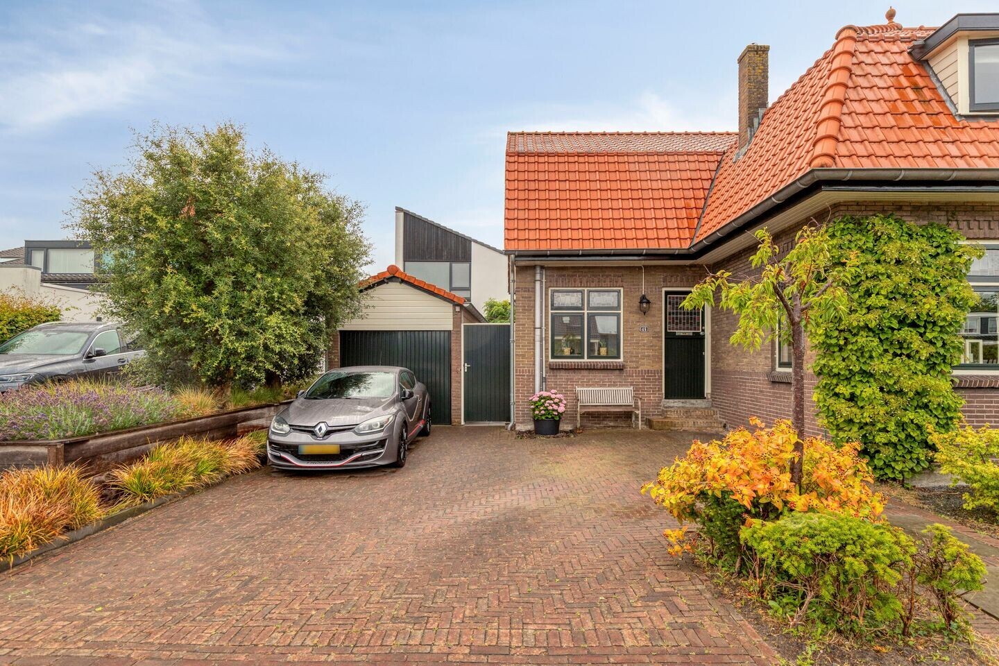 Twee-onder-één-kap te koop: Langeweg 48, Roelofarendsveen