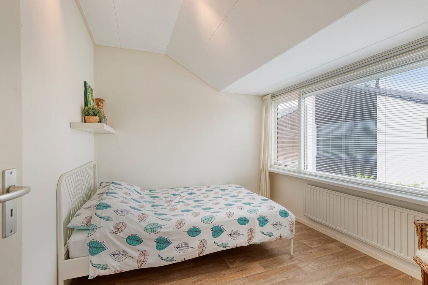 Twee-onder-één-kap te koop: Langeweg 48, Roelofarendsveen