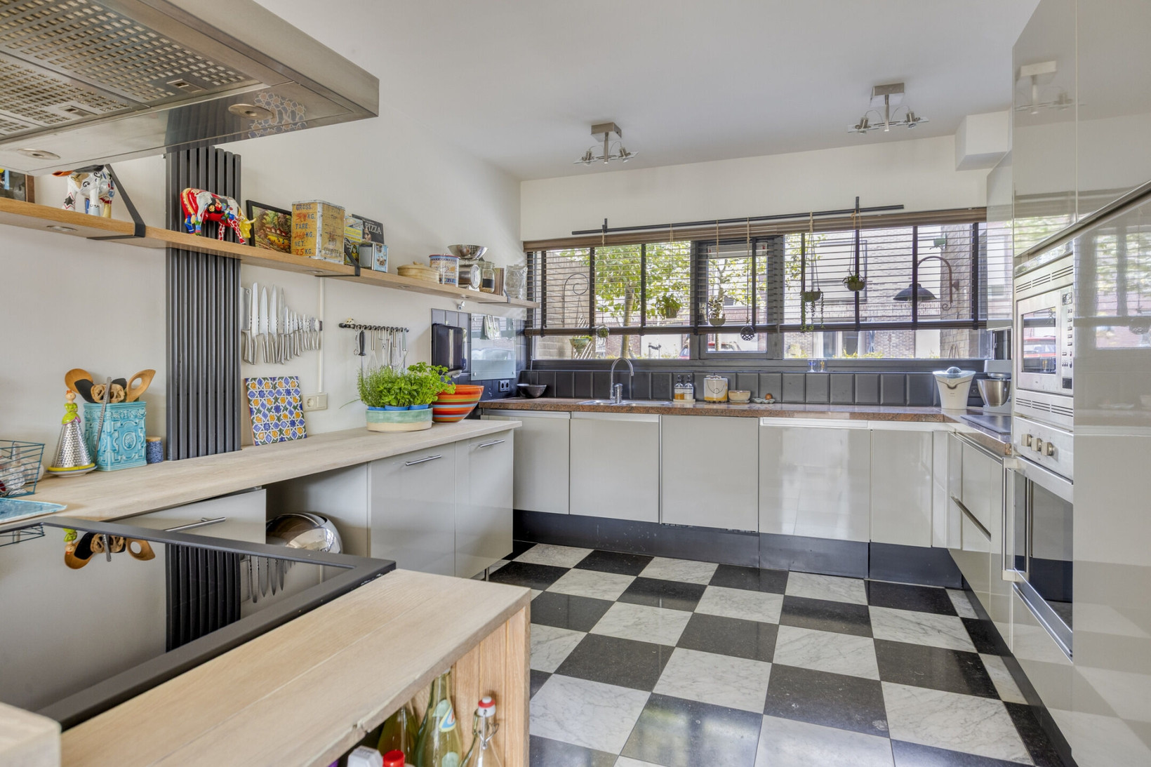 Tussenwoning te koop: Johan Frisostraat 4, Zoeterwoude