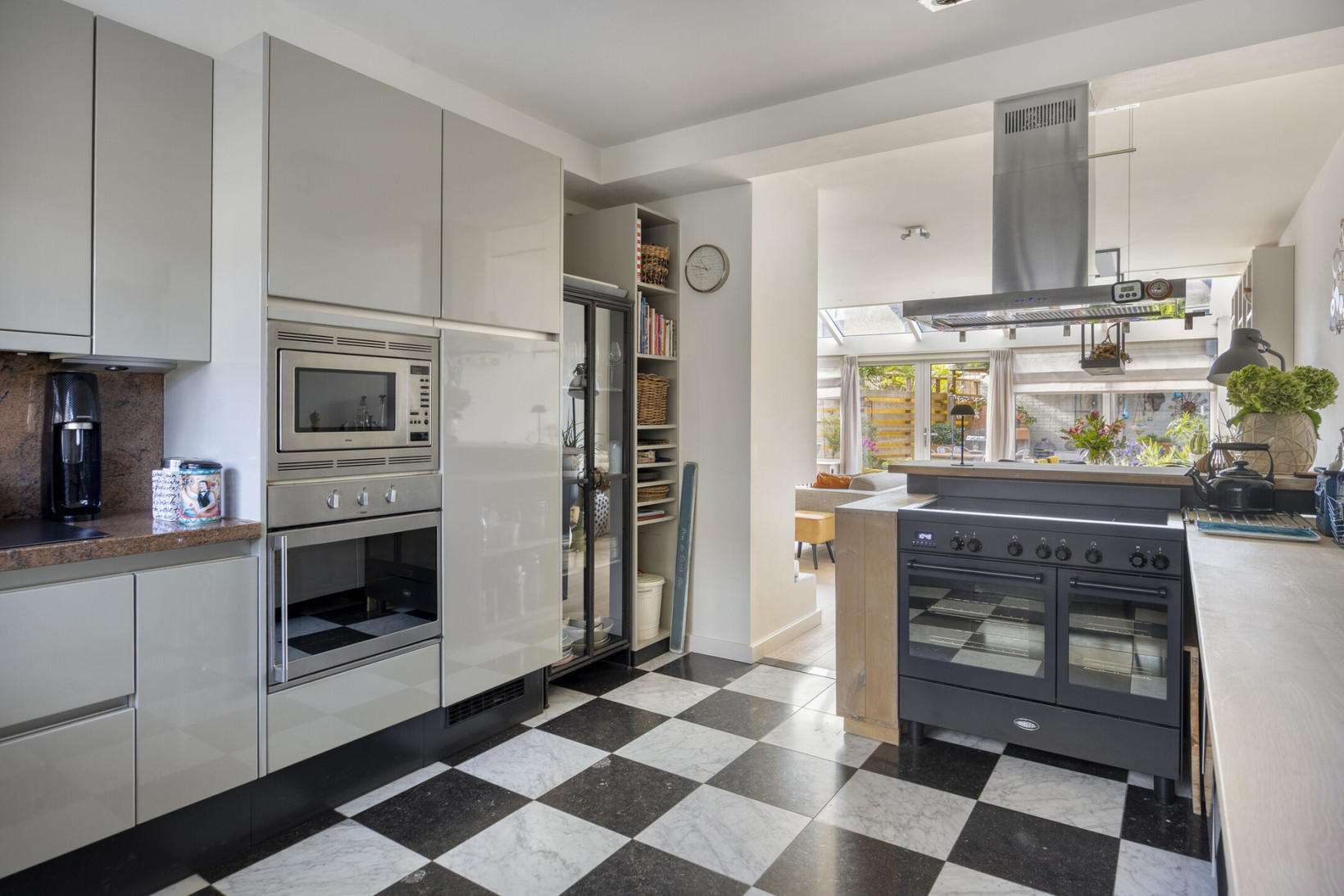 Tussenwoning te koop: Johan Frisostraat 4, Zoeterwoude