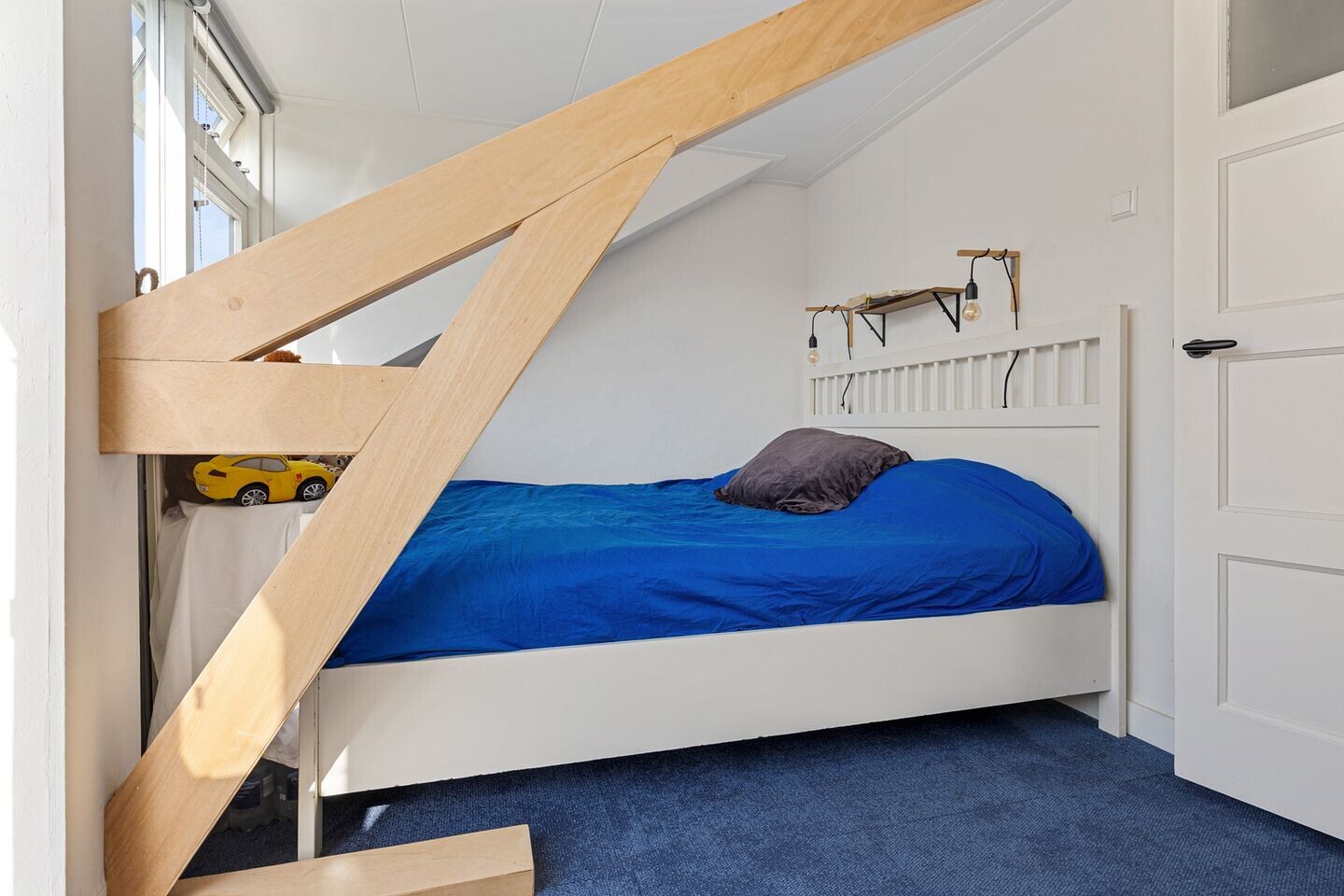 Tussenwoning te koop: Leliestraat 22, Alphen Aan Den Rijn