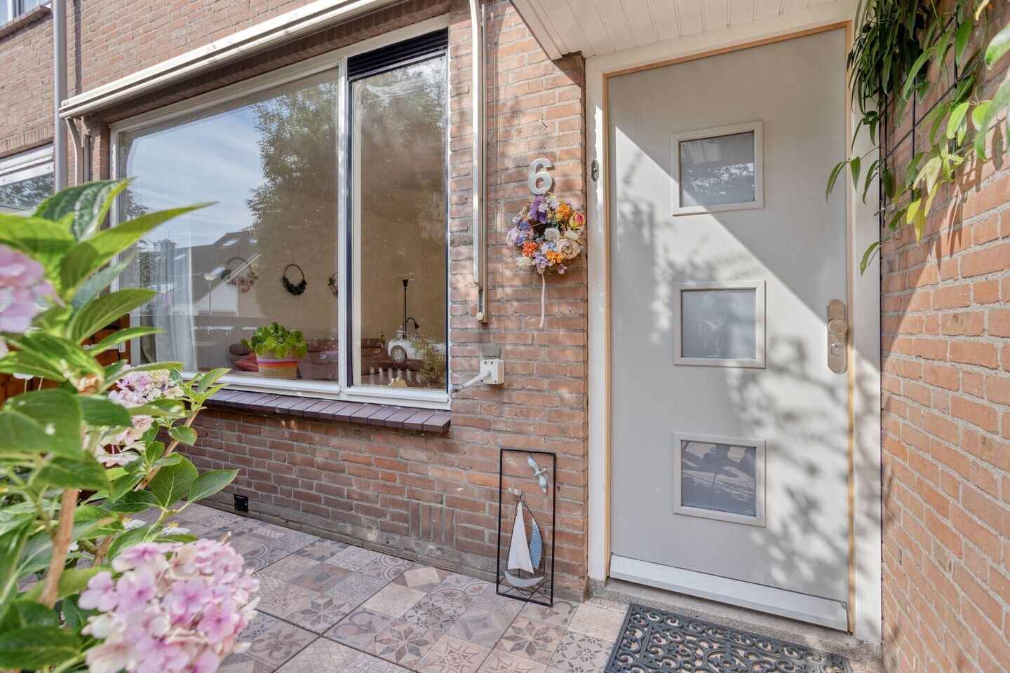 Tussenwoning te koop: Emmalaan 6, Woubrugge