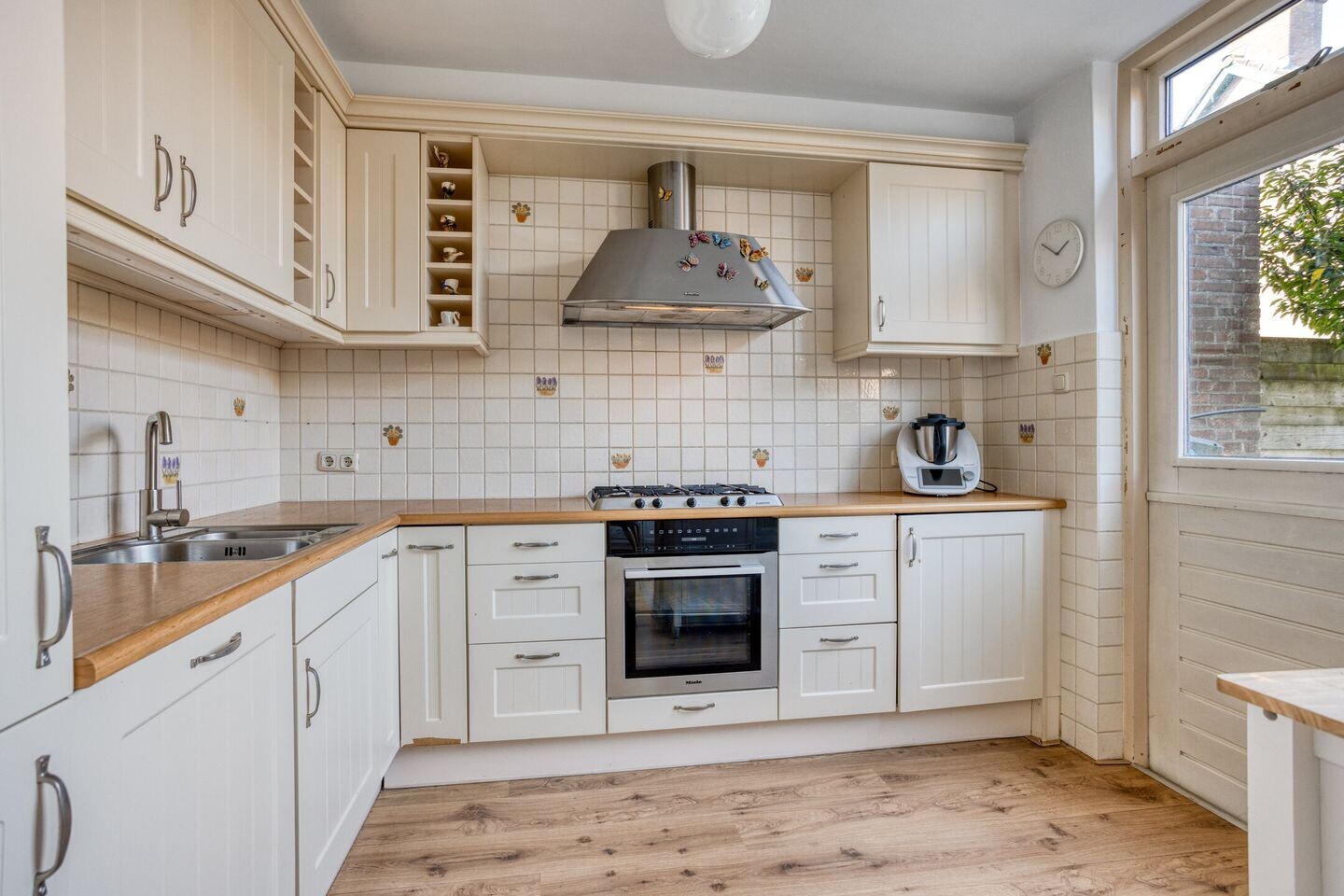 Tussenwoning te koop: Emmalaan 6, Woubrugge