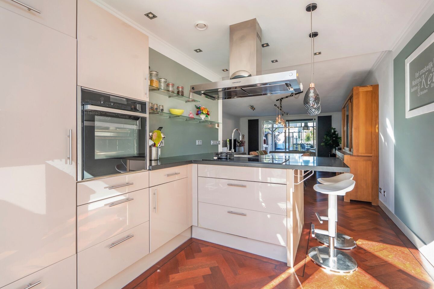 Tussenwoning te koop: Van Veendijk 49, 'S-Gravenhage