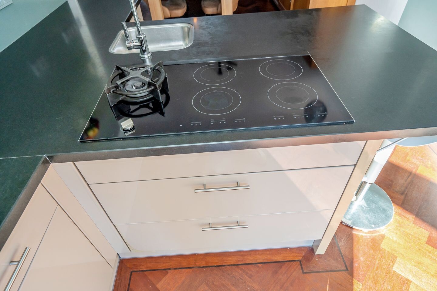 Tussenwoning te koop: Van Veendijk 49, 'S-Gravenhage