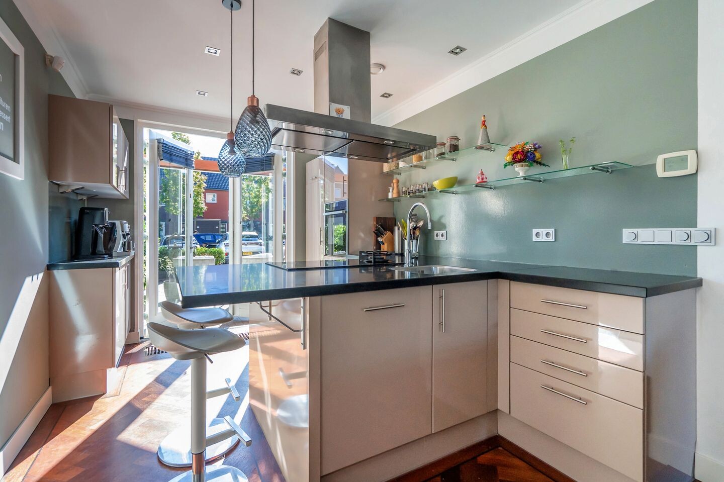 Tussenwoning te koop: Van Veendijk 49, 'S-Gravenhage