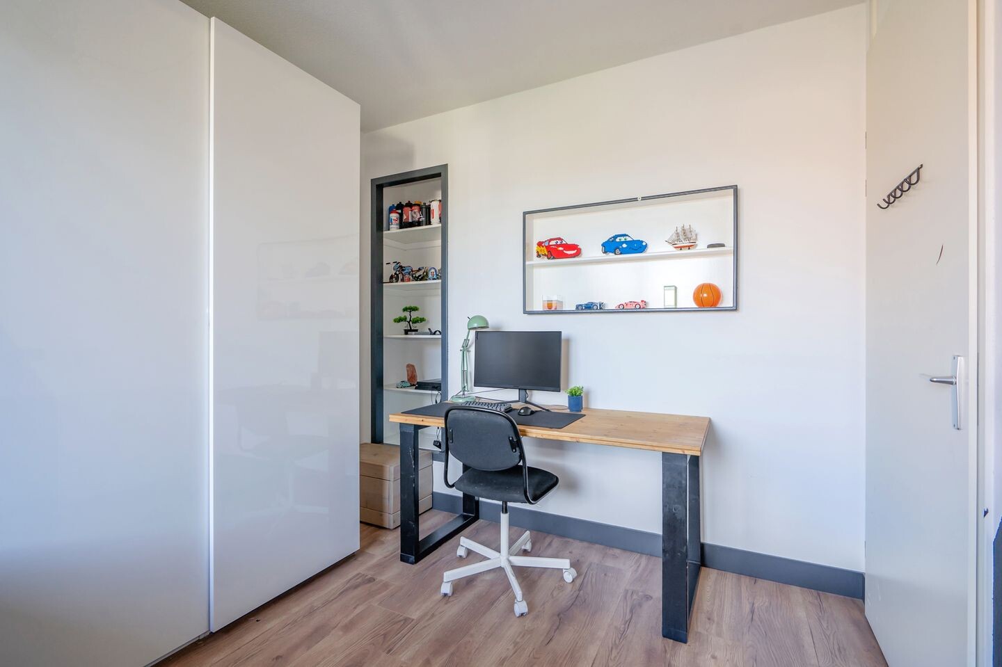 Tussenwoning te koop: Van Veendijk 49, 'S-Gravenhage