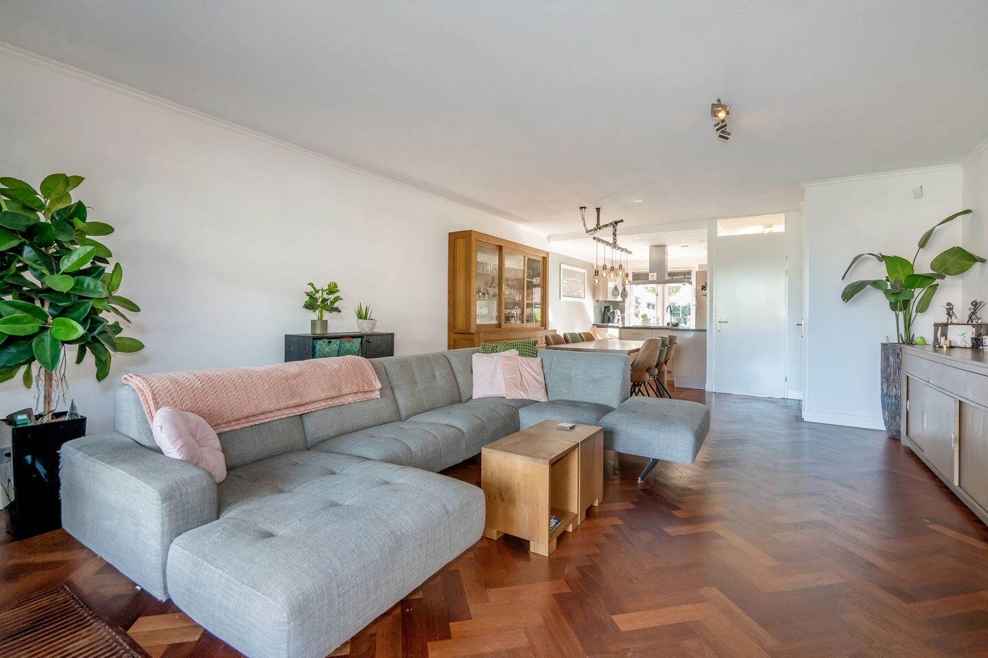 Tussenwoning te koop: Van Veendijk 49, 'S-Gravenhage
