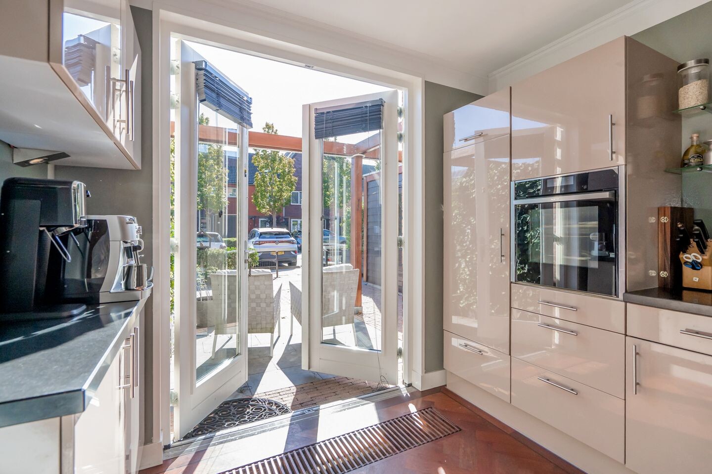 Tussenwoning te koop: Van Veendijk 49, 'S-Gravenhage