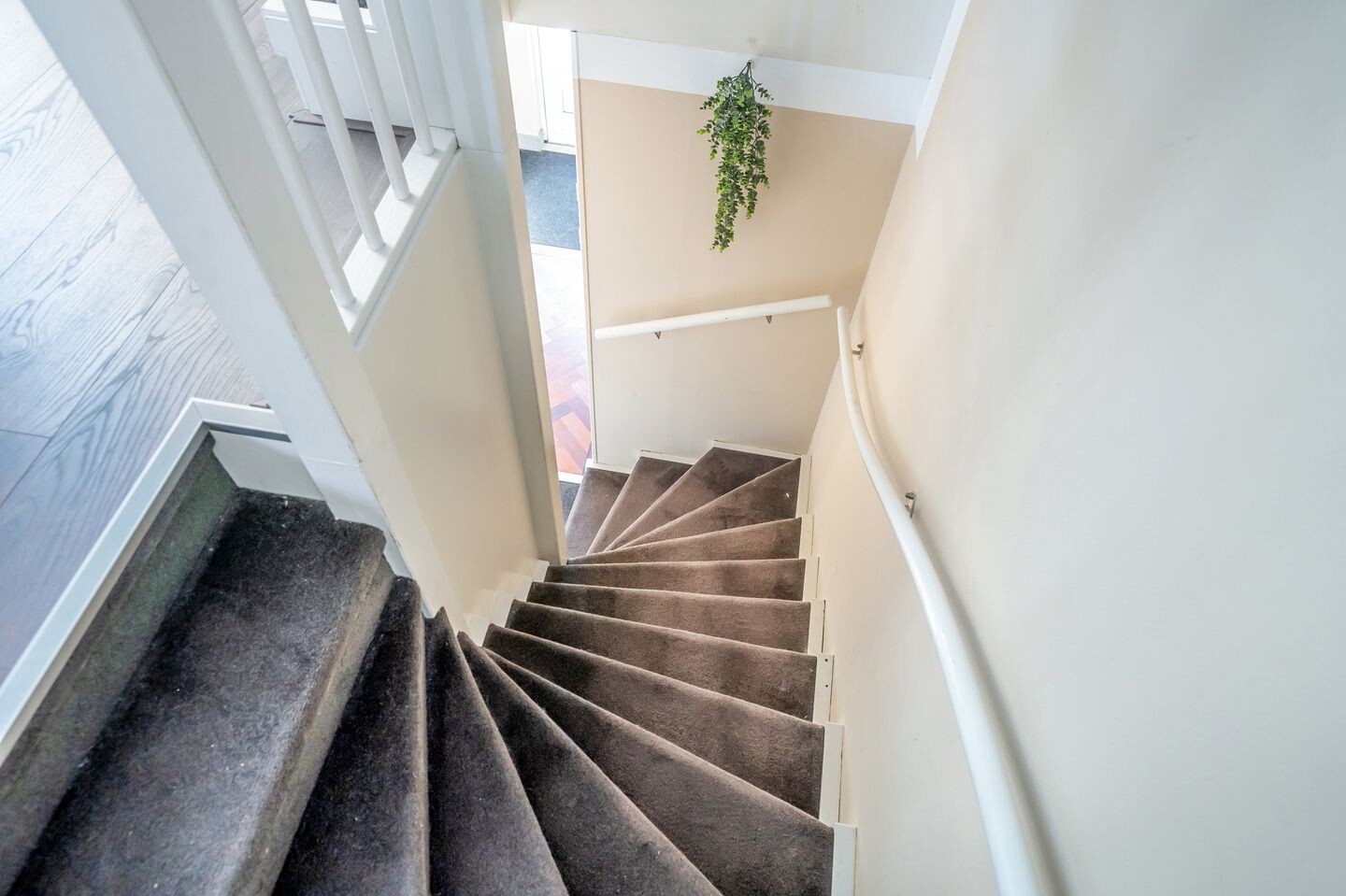 Tussenwoning te koop: Van Veendijk 49, 'S-Gravenhage