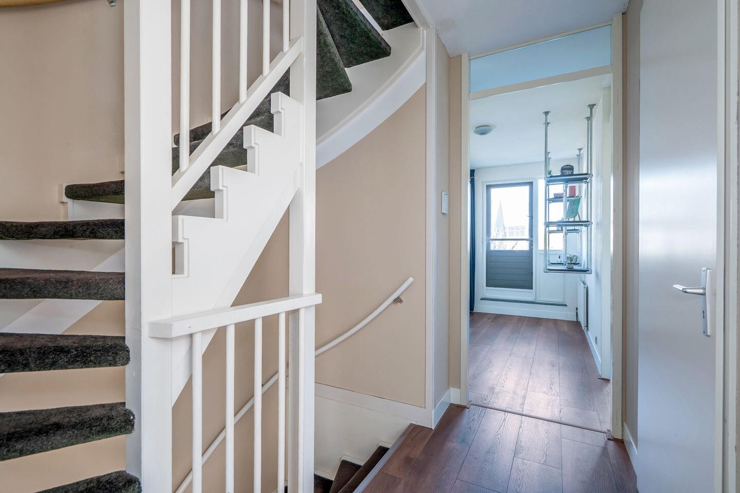 Tussenwoning te koop: Van Veendijk 49, 'S-Gravenhage