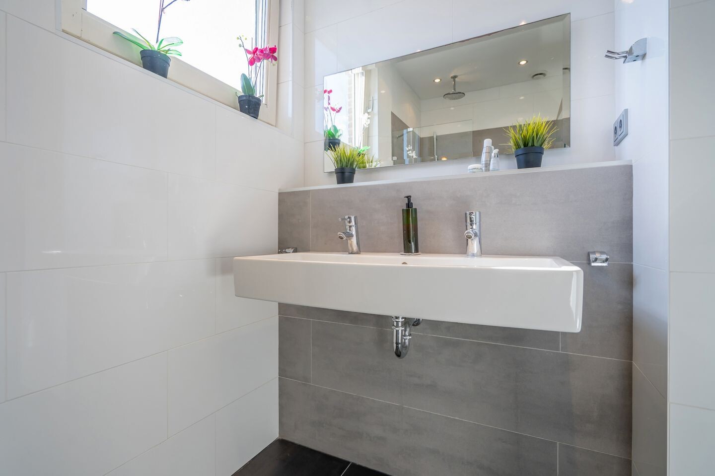 Tussenwoning te koop: Van Veendijk 49, 'S-Gravenhage