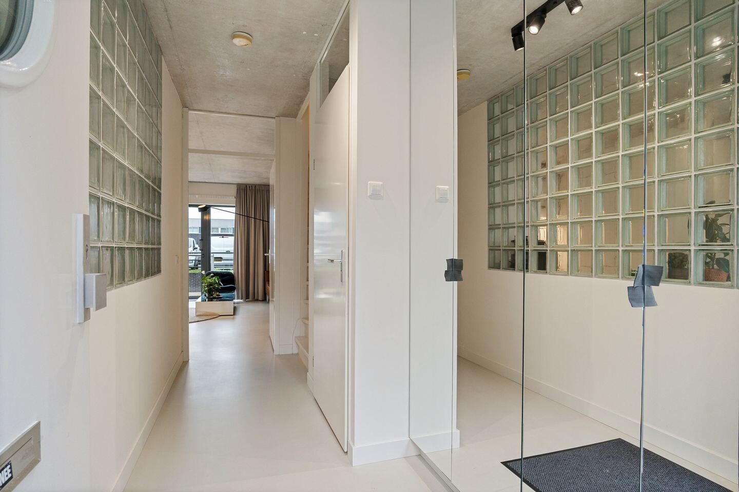 Tussenwoning te koop: Van der Voortvaart 11, 'S-Gravenhage