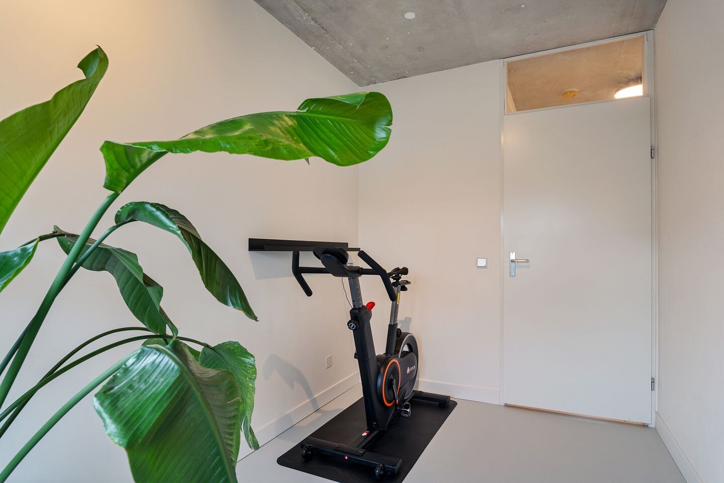 Tussenwoning te koop: Van der Voortvaart 11, 'S-Gravenhage