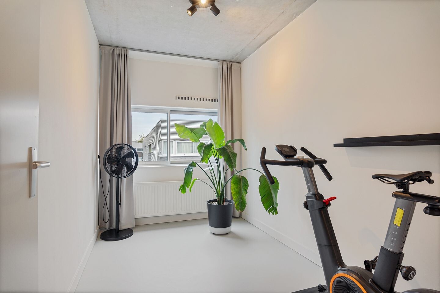 Tussenwoning te koop: Van der Voortvaart 11, 'S-Gravenhage