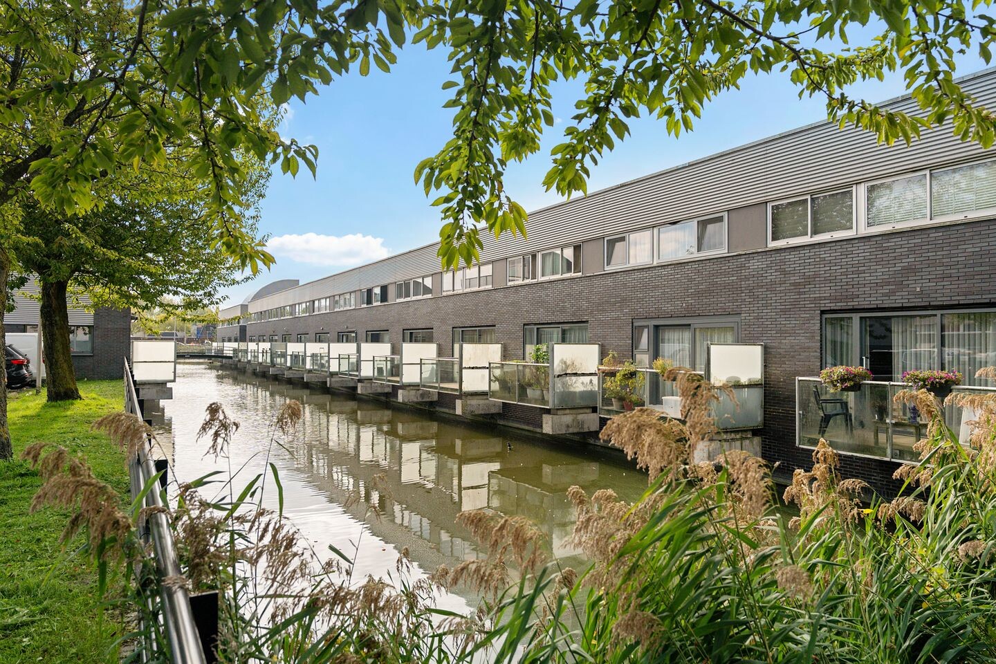 Tussenwoning te koop: Van der Voortvaart 11, 'S-Gravenhage