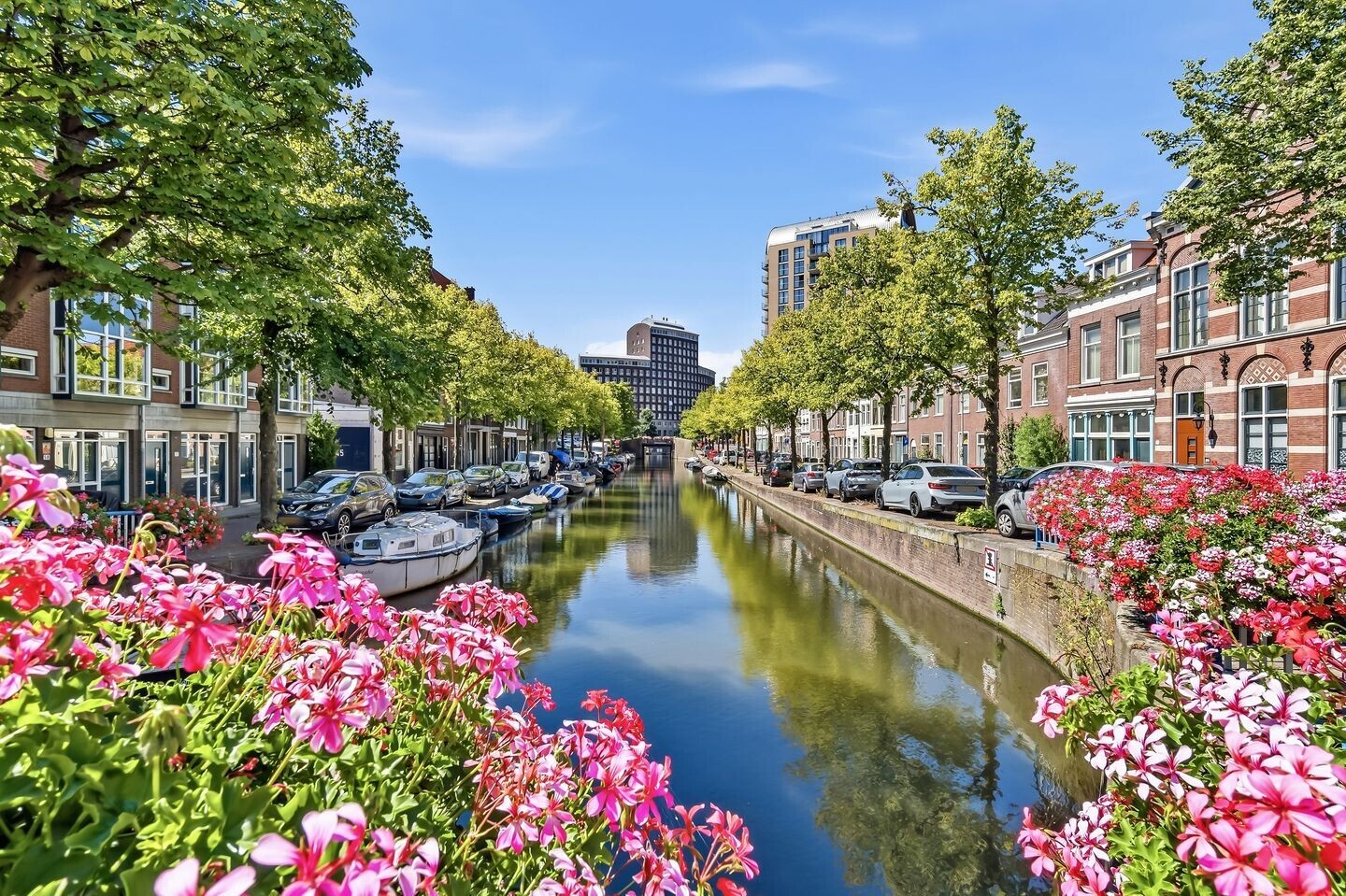 Tussenwoning te koop: Christoffel Plantijnstraat 10, 'S-Gravenhage