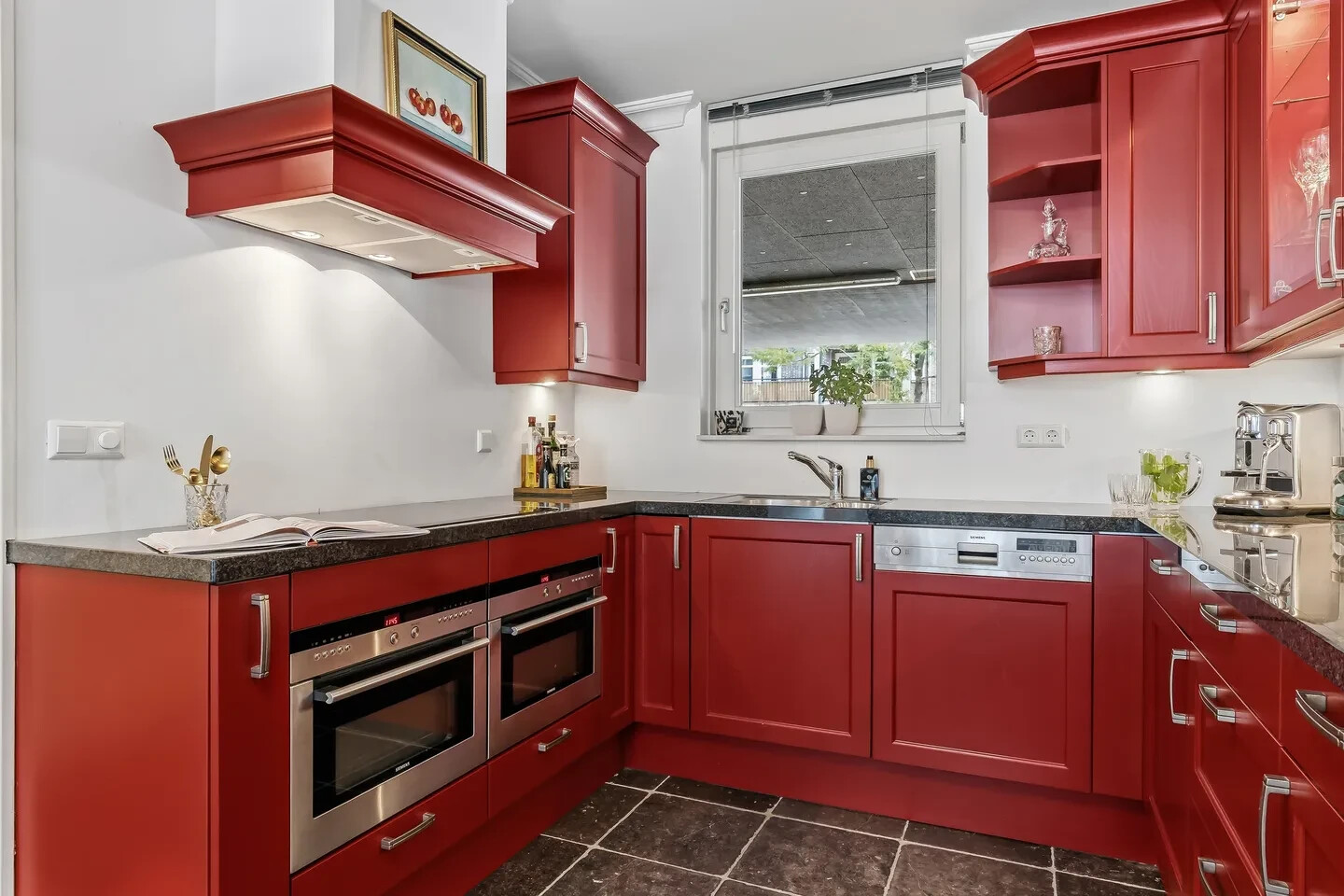 Tussenwoning te koop: Christoffel Plantijnstraat 10, 'S-Gravenhage