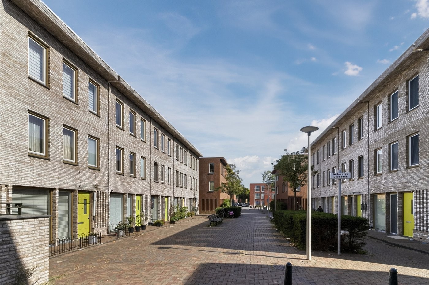 Tussenwoning te koop: Van der Hoogenhof 9, 'S-Gravenhage
