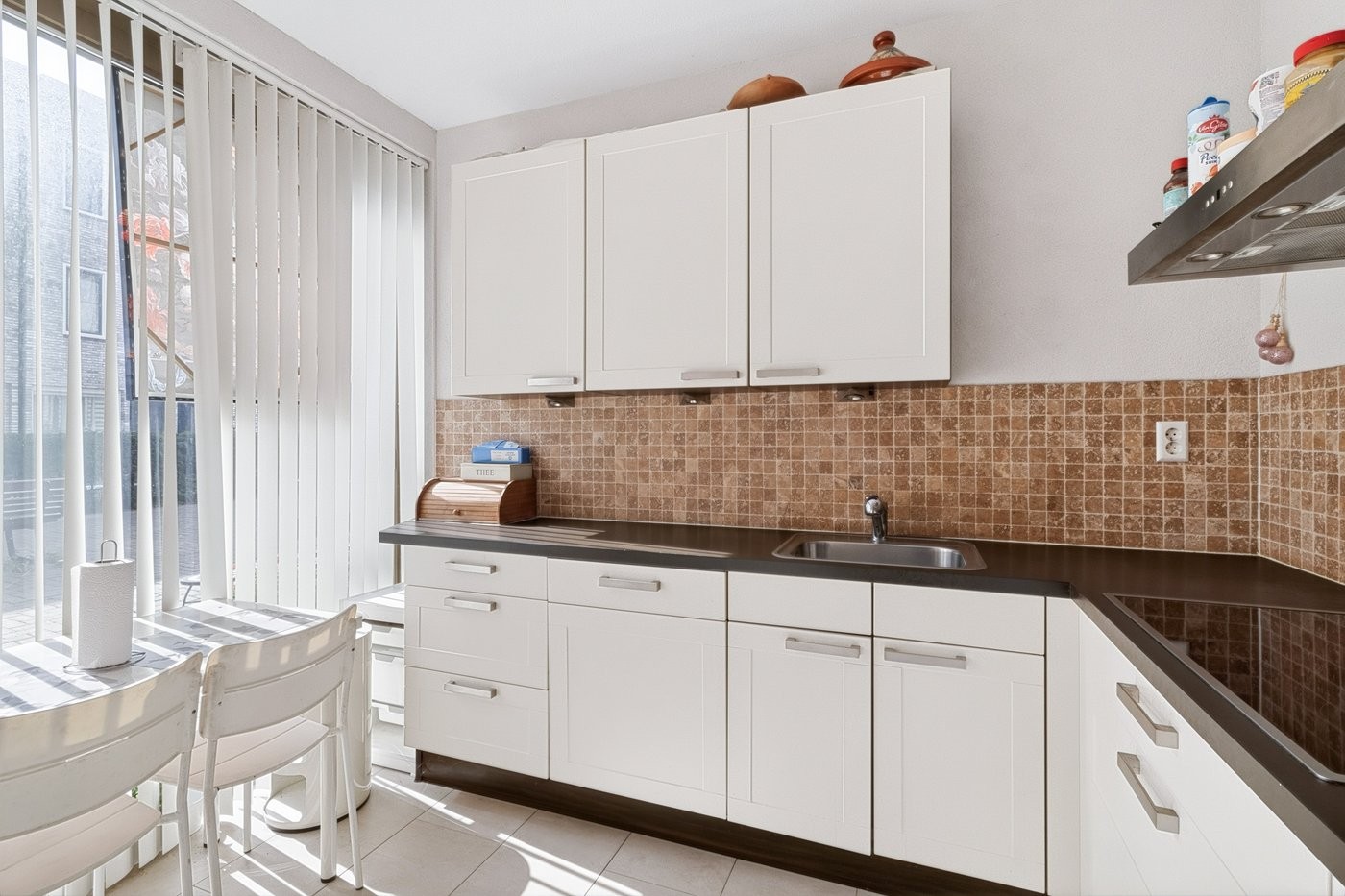 Tussenwoning te koop: Van der Hoogenhof 9, 'S-Gravenhage