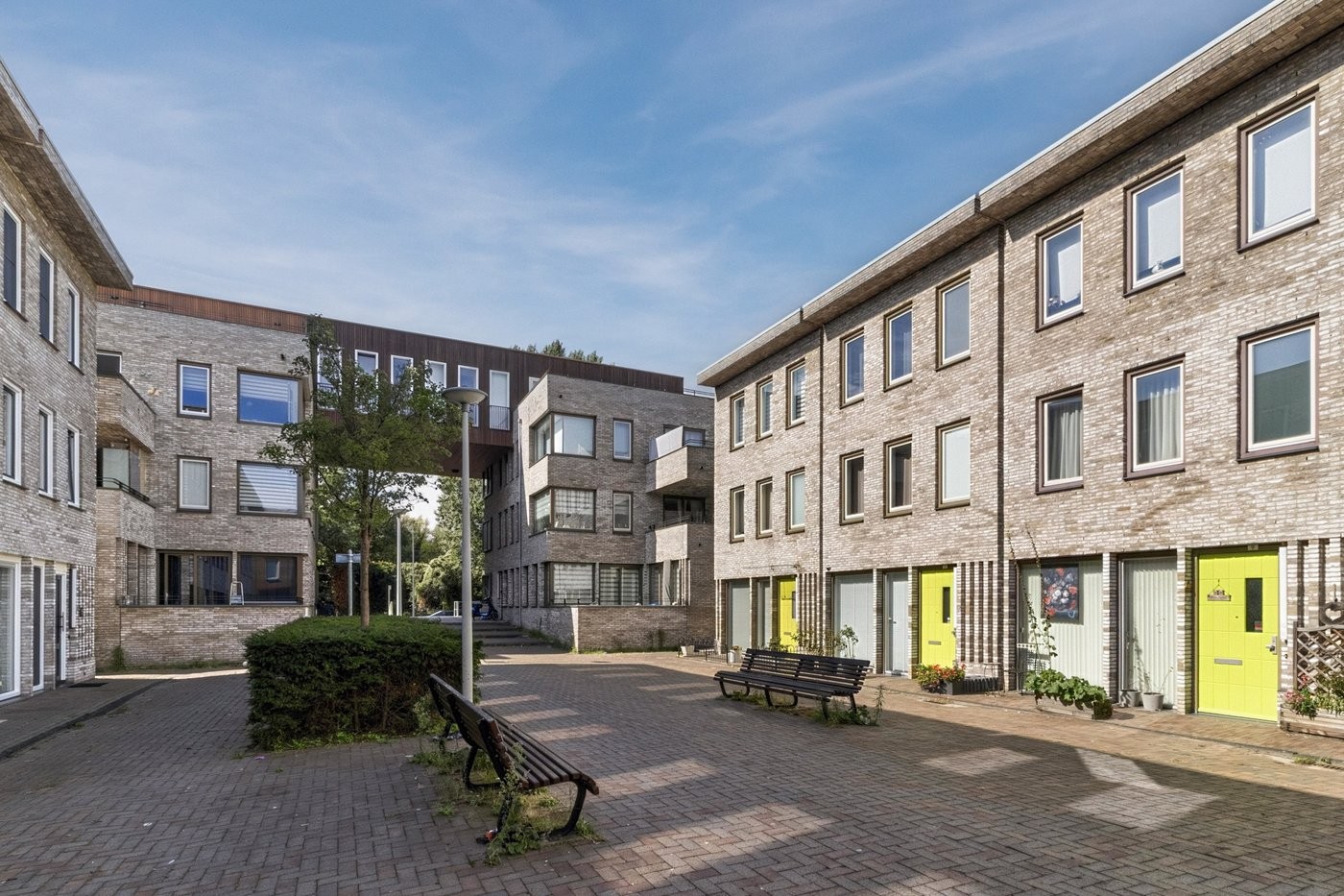 Tussenwoning te koop: Van der Hoogenhof 9, 'S-Gravenhage