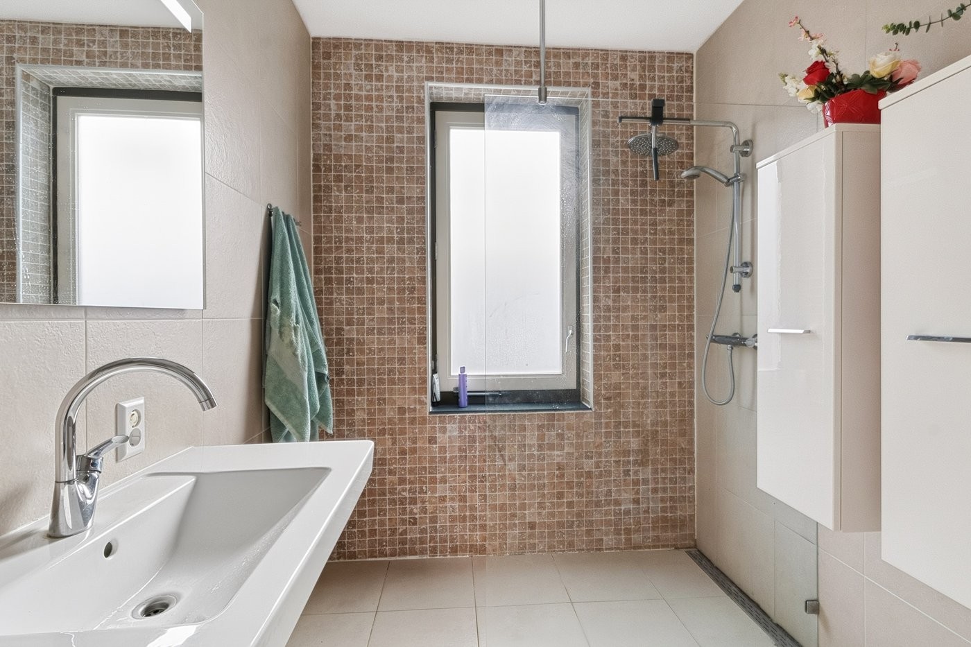 Tussenwoning te koop: Van der Hoogenhof 9, 'S-Gravenhage