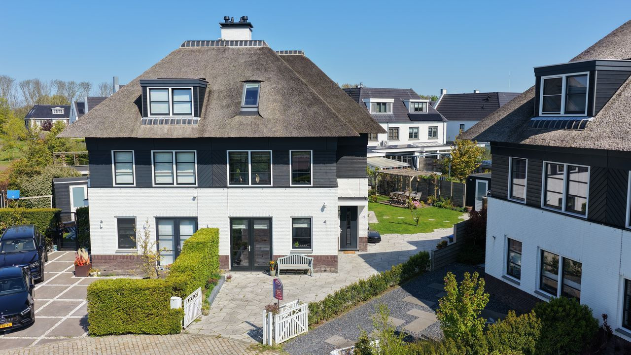 Twee-onder-één-kap te koop: Adriana van Roonlaan 122, 'S-Gravenhage
