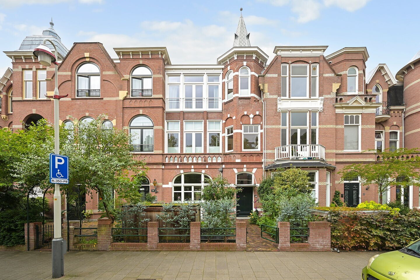 Tussenwoning te koop: Johan van Oldenbarneveltlaan 32, 'S-Gravenhage