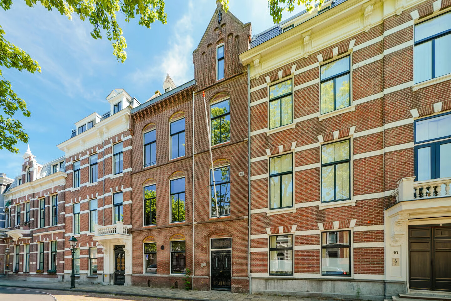 Tussenwoning te koop: Surinamestraat 21, 'S-Gravenhage