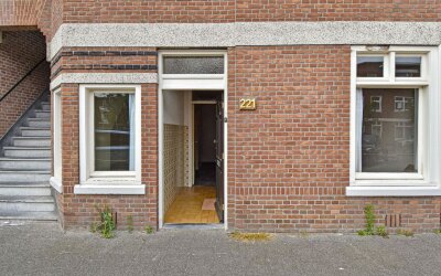 2e Joan Mae. 221