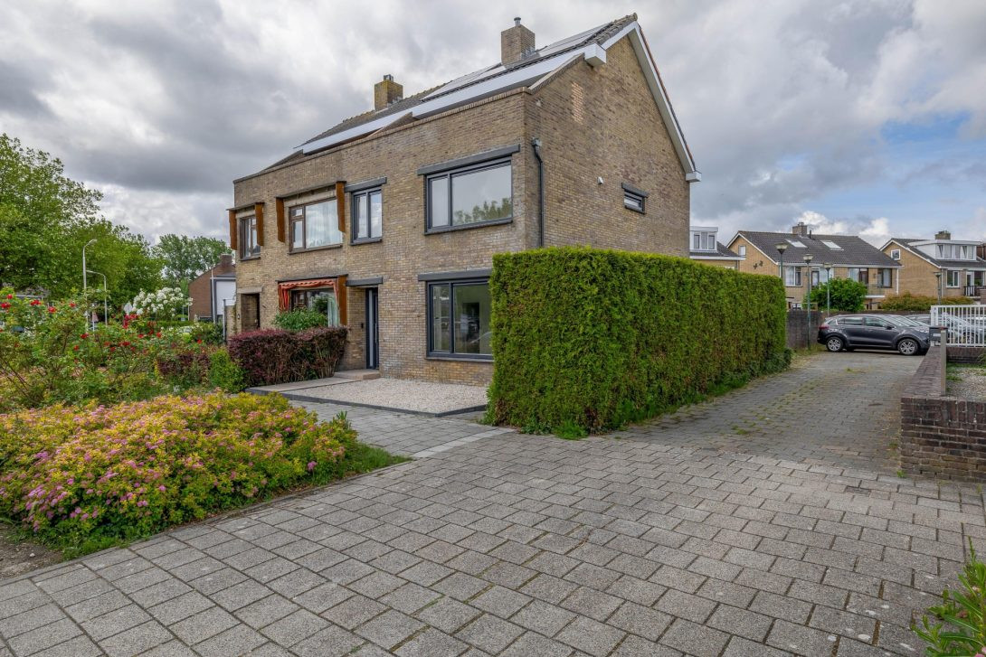 Twee-onder-één-kap te koop: Raadhuislaan 14, Berkel En Rodenrijs