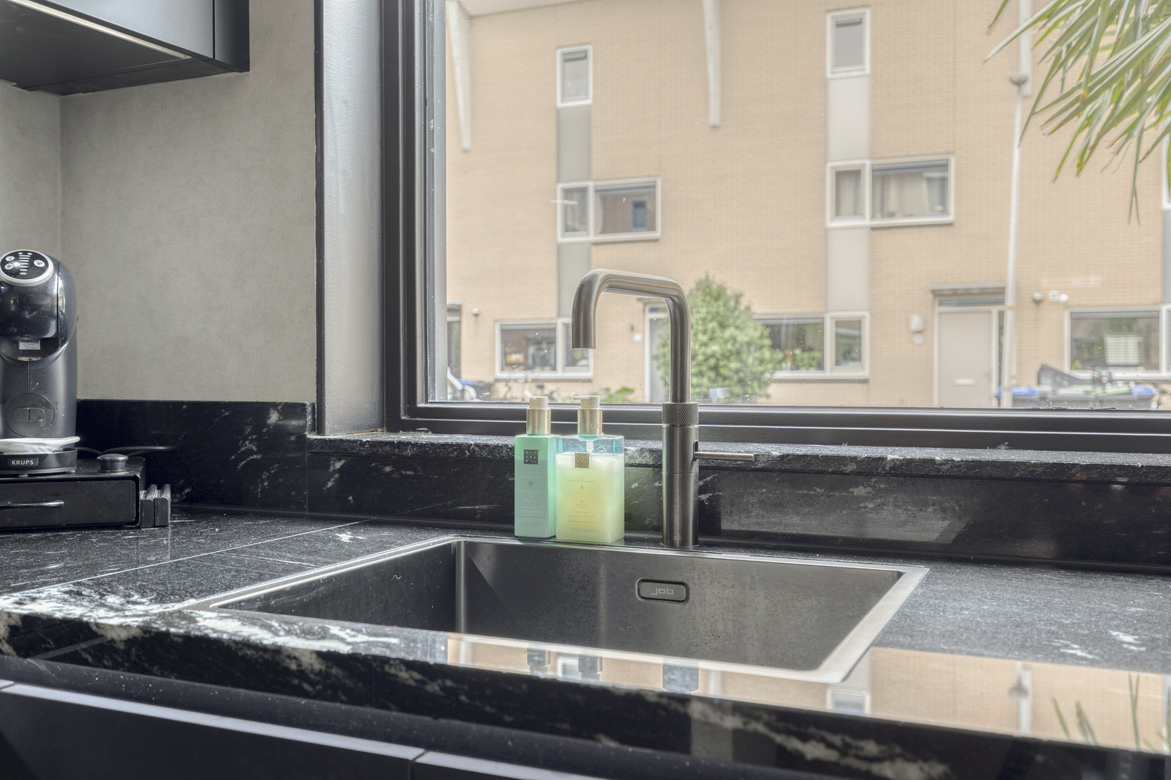 Tussenwoning te koop: Hooftstraat 28, Bergschenhoek