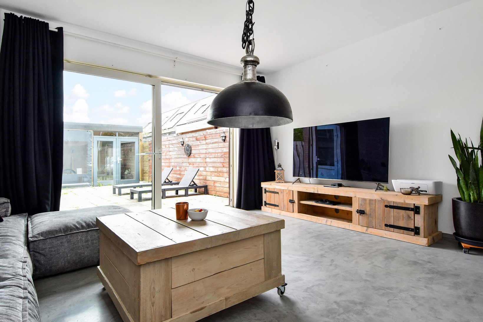 Hoekwoning te koop: Filmlaan 1, Zoetermeer