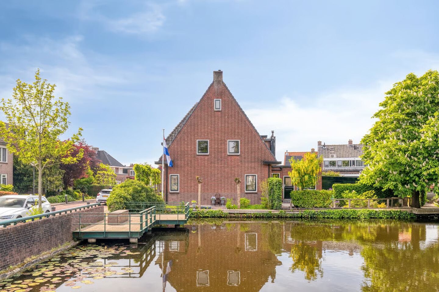 Twee-onder-één-kap te koop: Dorpsstraat 135, Benthuizen