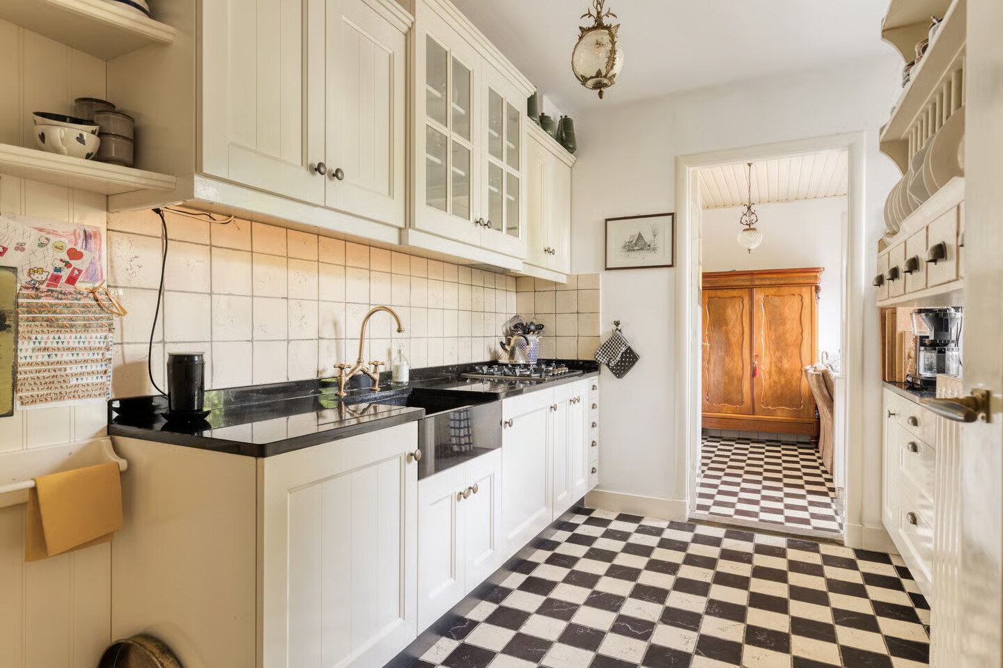 Twee-onder-één-kap te koop: Dorpsstraat 135, Benthuizen