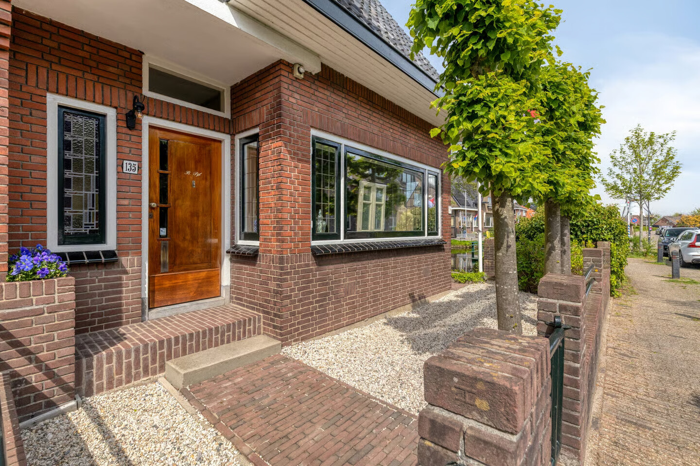 Twee-onder-één-kap te koop: Dorpsstraat 135, Benthuizen