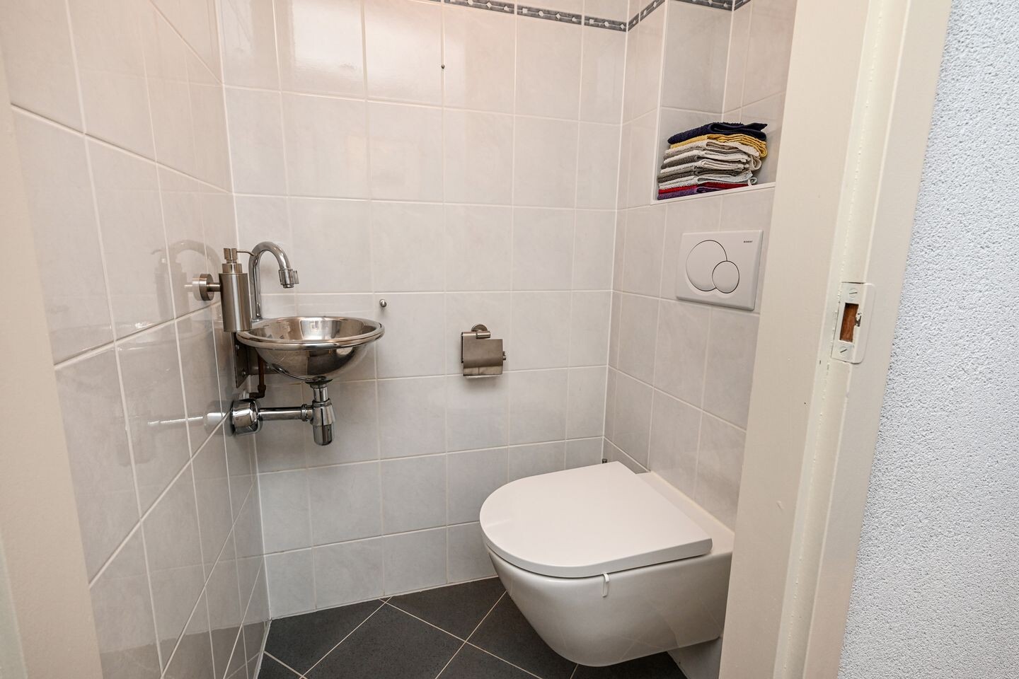 Tussenwoning te koop: Anna van Hensbeeksingel 14, Gouda