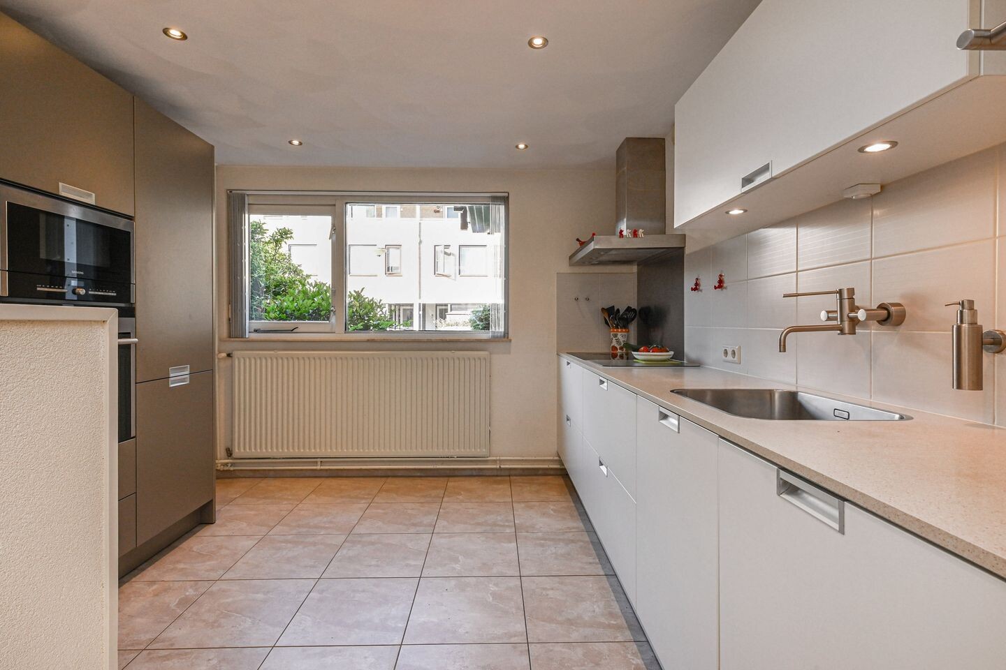 Tussenwoning te koop: Anna van Hensbeeksingel 14, Gouda