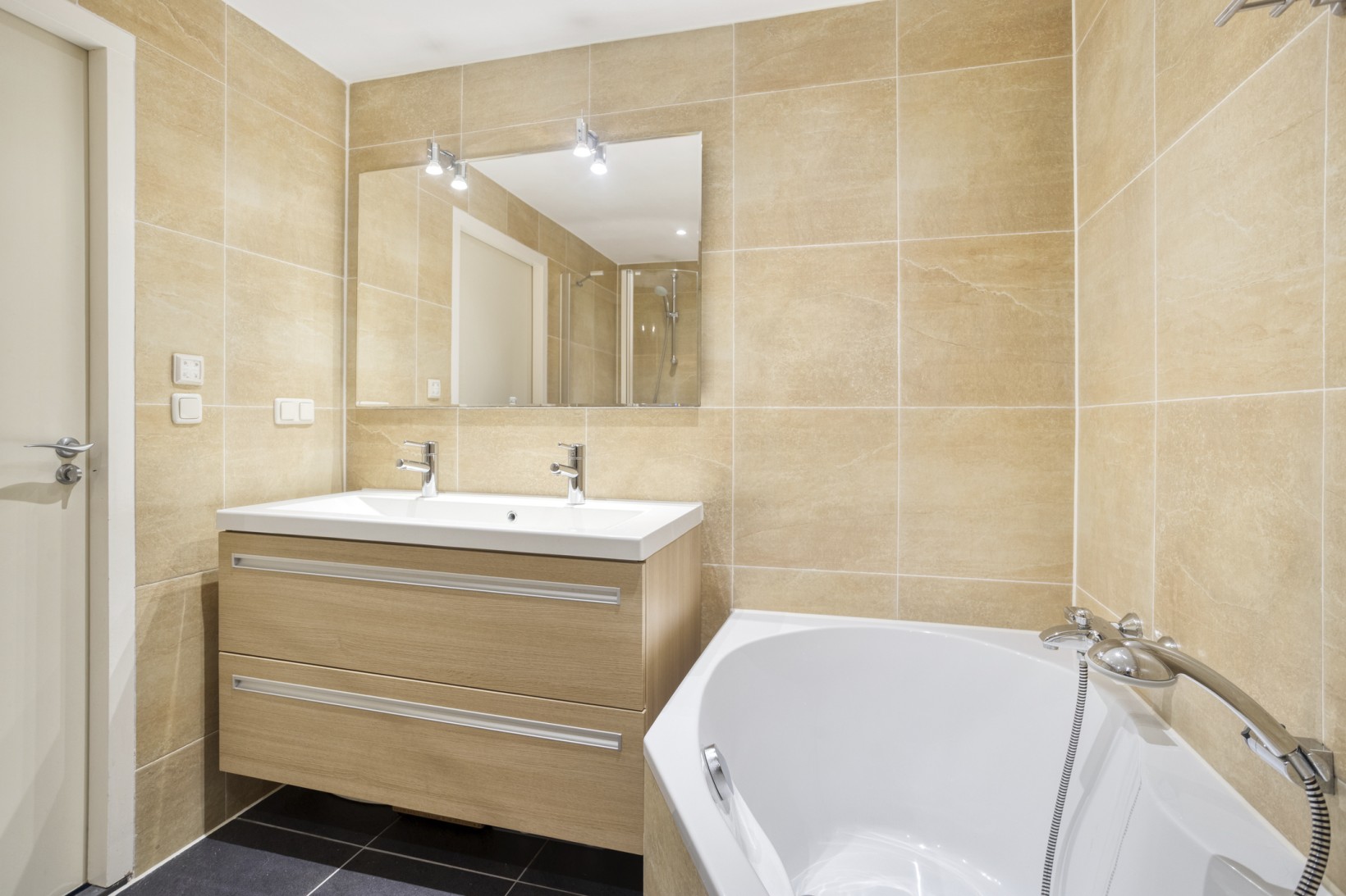 Tussenwoning te koop: Vlietenburg 10, Gouda