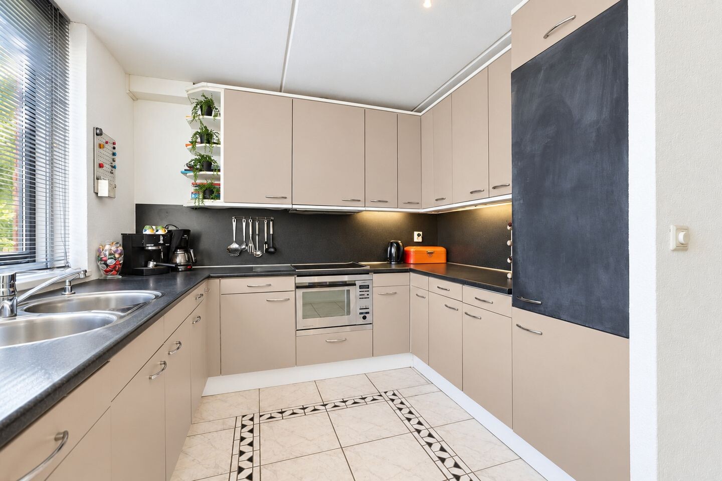 Hoekwoning te koop: Schubertplein 8, Gouda
