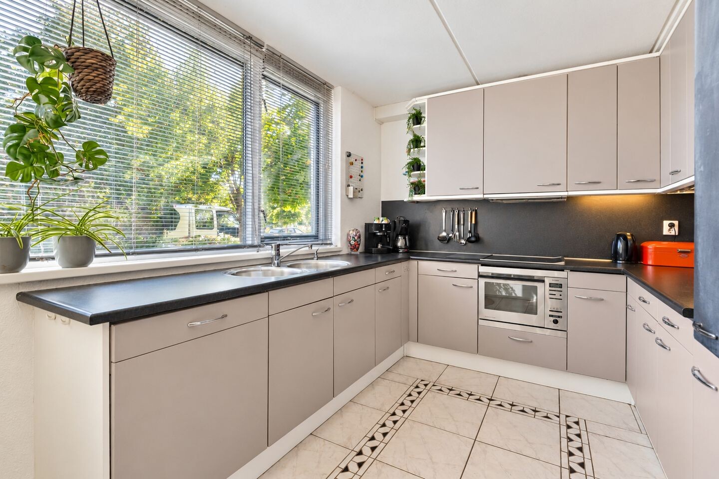 Hoekwoning te koop: Schubertplein 8, Gouda