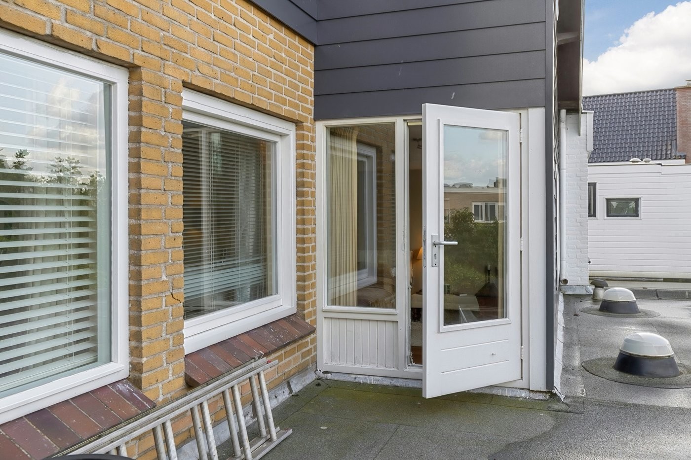 Tussenwoning te koop: Roland Holstlaan 31, Reeuwijk