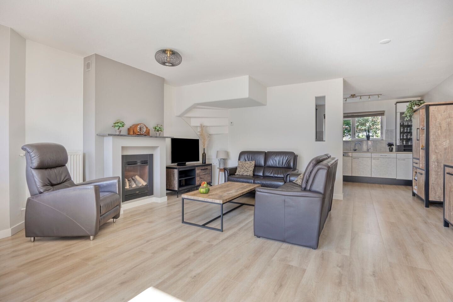 Tussenwoning te koop: Bitterzoet 8, Reeuwijk